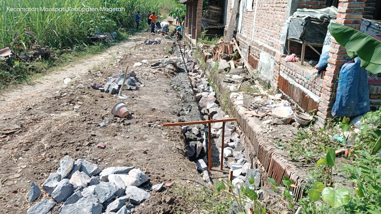 Pembangunan Talud Jalan Usaha Tani Desa Gulun